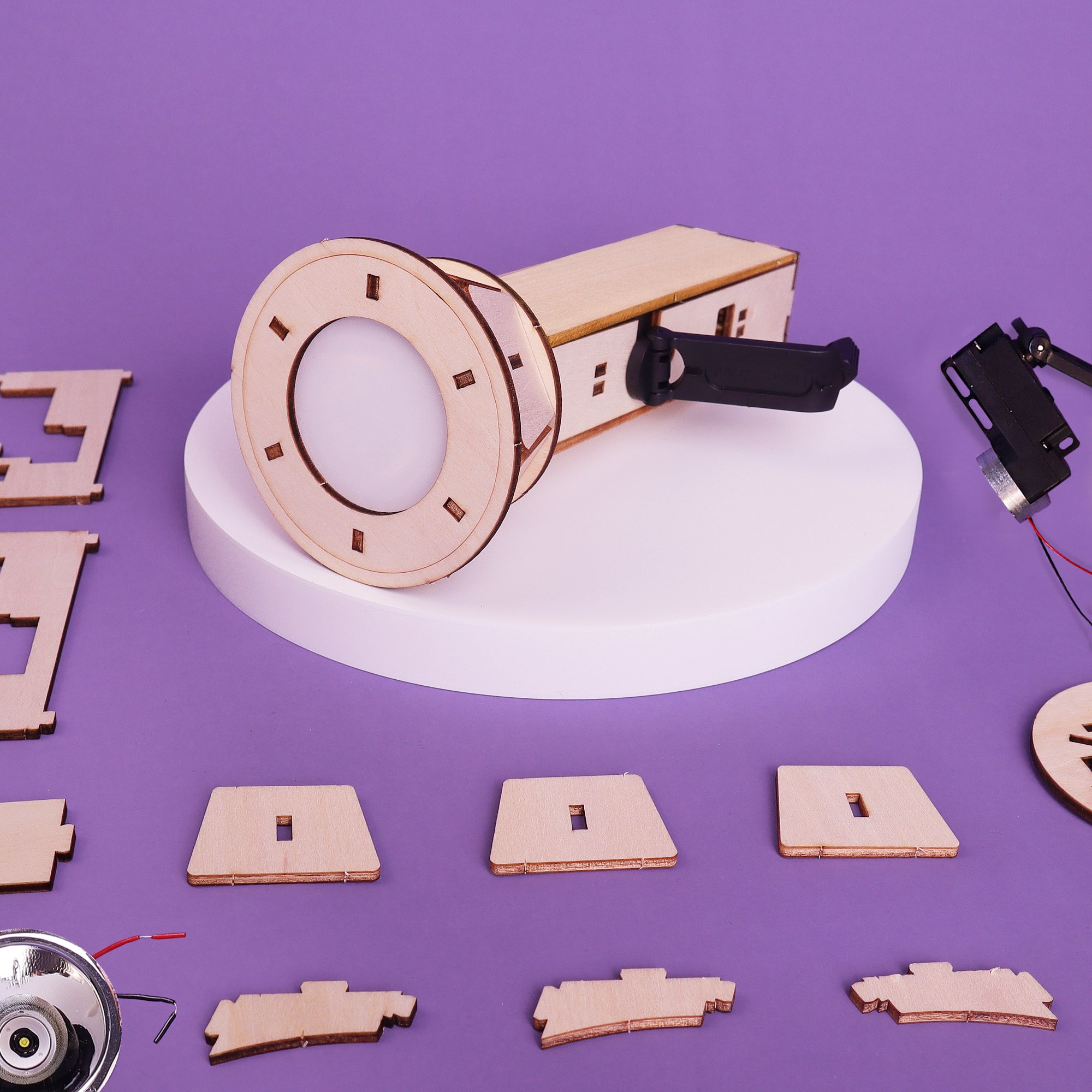 Hand-Crank Flashlight DIY Kit, Educational STEM Toy – Energy Transformation, Renewable Power, Hands-On Learning